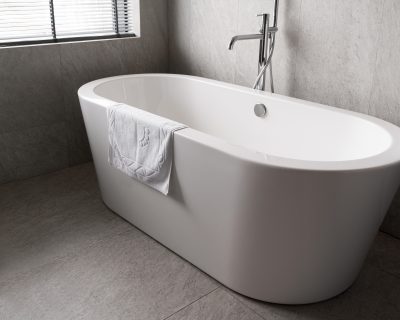 minimalistic-white-bathtub-with-towel-it